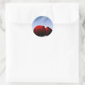 Rode kerstsieraden voor feestelijke envelop voor z ronde sticker (Tas)