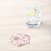  rode kerstsnowflakes op winterwit kartonnen onderzetters (Insitu)