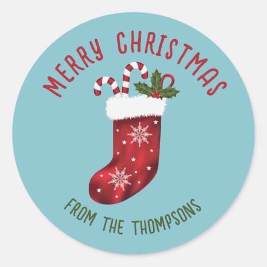 Rode Kerstsok op Blauwe Achtergrond met Aangepaste Ronde Sticker (Voorkant)