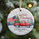 rode kersttruck kerstboomvlag keramisch ornament<br><div class="desc">rode kersttruck met een kerstboom en kerstkaart met Amerikaanse vlag is een feestelijke manier om je liefde voor Amerika te shows en vakantiewensen naar je vrienden en familie te sturen.</div>