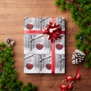 Rode kerstversiering aan besneeuwde tak cadeaupapier