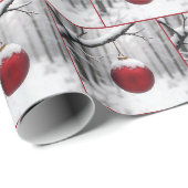 Rode kerstversiering aan besneeuwde tak cadeaupapier (Rol Hoek)