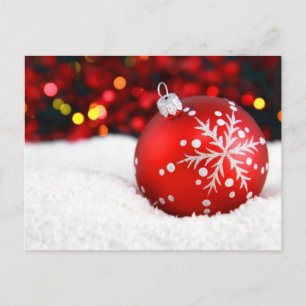 Rode kerstversiering in sneeuw briefkaart