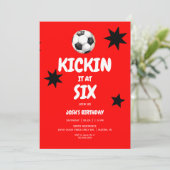 Rode 'Kickin it at Six' Voetbal 6e Verjaardagsfees Kaart (Staand voorkant)