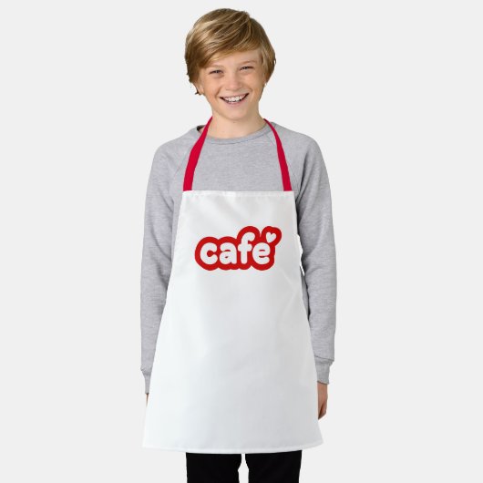 Rode Kinderen Schort met "Café" Lettering (Gedragen)