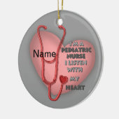 Rode kinderverpleegkundige keramisch ornament (Links)