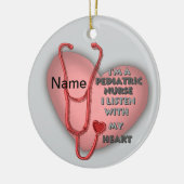 Rode kinderverpleegkundige keramisch ornament (Links)