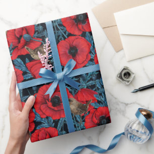Rode klaprozen en wratten, blauwe bladeren op zwar cadeaupapier