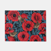 Rode klaprozen en wratten, blauwe bladeren op zwar deurmat (Voorkant)