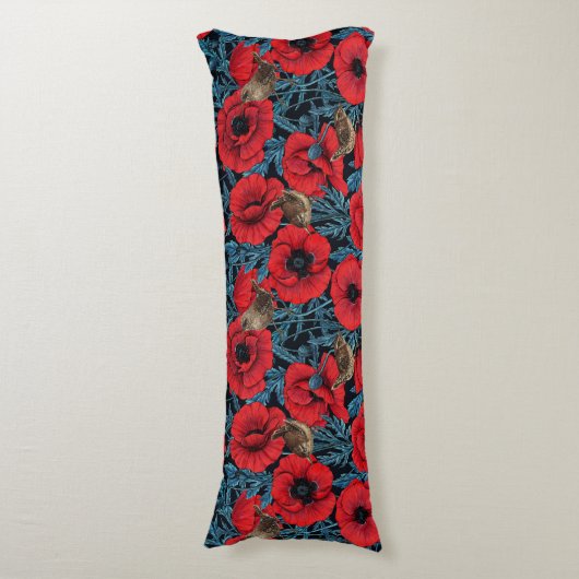 Rode klaprozen en wratten, blauwe bladeren op zwar lichaamskussen (Voorkant Verticaal)