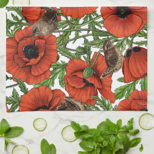 Rode klaprozen en wratten, groene bladeren op wit theedoek (Gevouwen)