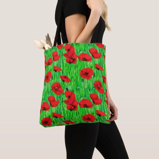 Rode klaprozen in een groen veld tote bag (Dichtbij)