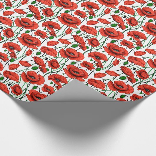 Rode klaprozen in een veld op wit cadeaupapier (Hoek)