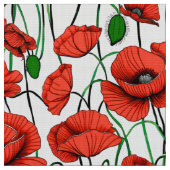 Rode klaprozen in een veld op wit stof (Close Up)