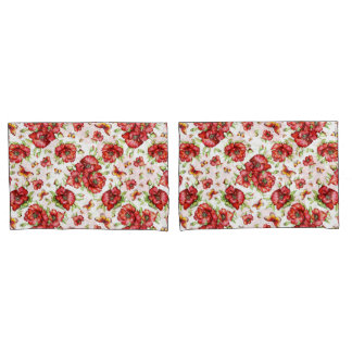 Rode klaprozen met groen gebladerte op witte achte kussensloop