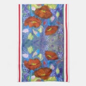 Rode klaprozen op blauwe keukenhanddoek (Verticaal)