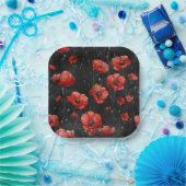 Rode klaprozen op zwart papieren bordje (Feest)