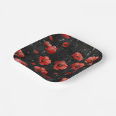 Rode klaprozen op zwart papieren bordje (Gebogen)