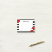 Rode klaprozen op zwarte en witte strepen post-it® notes (Op bureau)