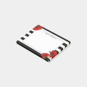 Rode klaprozen op zwarte en witte strepen post-it® notes (Schuin)