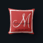 rode koppel/familie/weddenschap-kussen kussen<br><div class="desc">Gepersonaliseerde roze, zwarte en witte monogrammed kussen met bruid- en bruinnamen en trouwdatum in decoratief script.Solid tan gekleurde achtergrond. Maakt een groot geschenk voor nieuwe weds. Elegant, trendy, accessoire voor je slaapkamer, favoriete stoel of elke kamer thuis in je familie. Pas je aan met je namen, monogram initiaal en trouwdatum....</div>
