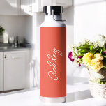 Rode Koraal Handgeschreven Tekst Elegante Waterfle Waterfles<br><div class="desc">Red Coral Elegant Waterfles met optie om naam toe te voegen met mooie kalligrafietekst. Meer producten met dit ontwerp staan in het onderstaande collectie.</div>