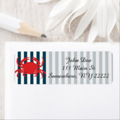 Rode krab op nautische strepen etiket (Insitu)