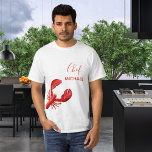 Rode kreeft, witte douanenaam t-shirt<br><div class="desc">Thema's op het gebied van voeding,  zee,  zomer- en avondeten. Een rode kreeft op een witte achtergrond. De tekst: Chef met een modern rood handgeschreven stijlmanuscript. Sjabloon voor jouw naam.</div>