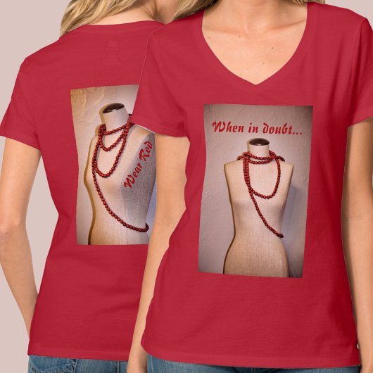 Rode kringen op Mannequin Flirty Chic-Mode T-shirt