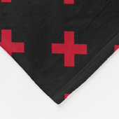 Rode kruisstift op zwarte fleece deken (Hoek)