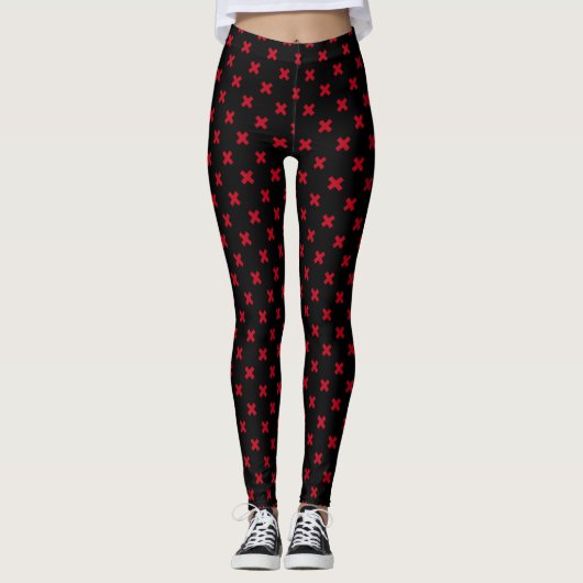 Rode kruisstift op zwarte leggings (Voorkant)