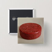Rode lakdoos met pinda's, 1426-27 vierkante button 5,1 cm (Voorkant /achterkant)