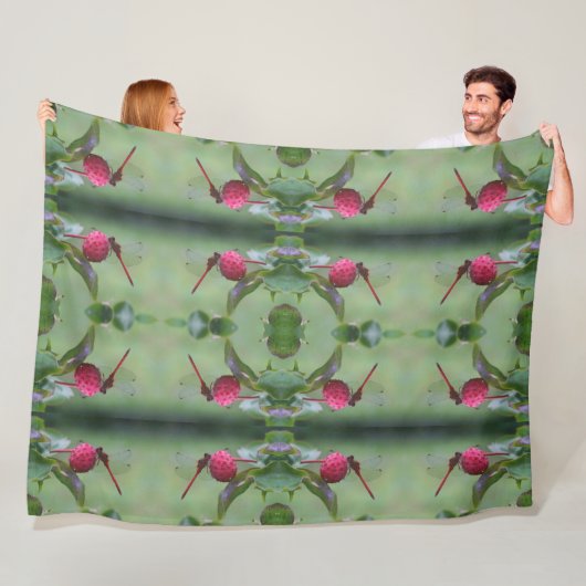 Rode libel op hondenvruchten fleece deken (In situ)