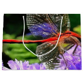 Rode libel op Violet Purple Flowers Groot Cadeauzakje (Voorkant)