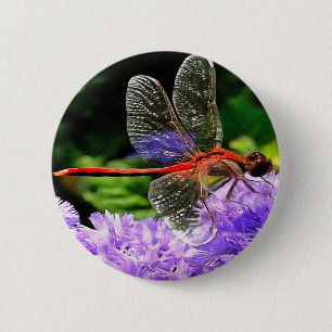 Rode libel op Violet Purple Flowers Ronde Button 5,7 Cm