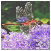 Rode libel op Violet Purple Flowers Stof (Close Up)