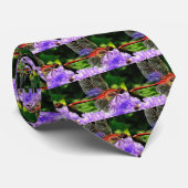 Rode libel op Violet Purple Flowers Stropdas (Opgerold)