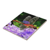 Rode libel op Violet Purple Flowers Tegeltje (Zijkant)