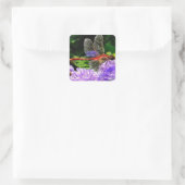 Rode libel op Violet Purple Flowers Vierkante Sticker (Tas)