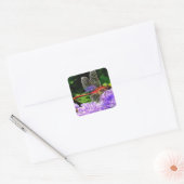 Rode libel op Violet Purple Flowers Vierkante Sticker (Envelop)