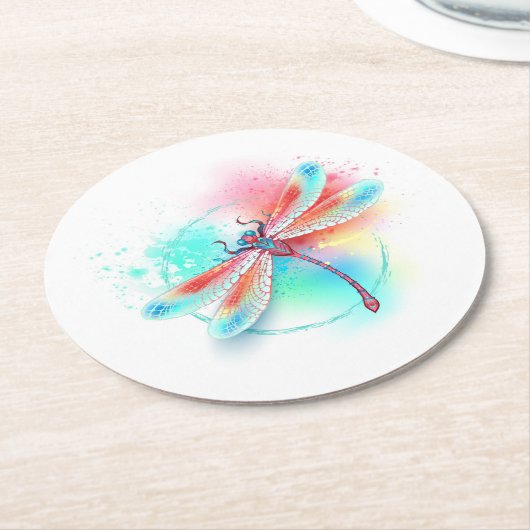 Rode libel op waterverf achtergrond ronde kartonnen onderzetter (Gebogen)