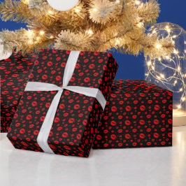 Rode liefdeskussen op kleine zwarte schaal cadeaupapier