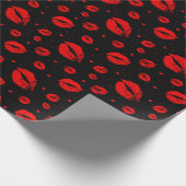 Rode liefdeskussens op zwart_groot cadeaupapier (Hoek)