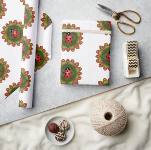 Rode lieveheersbeestje op rode en groene bloemblaa cadeaupapier