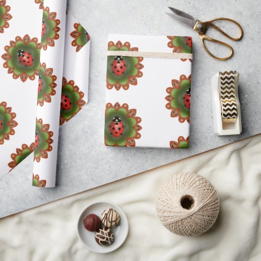 Rode lieveheersbeestje op rode en groene bloemblaa cadeaupapier (Crafts)