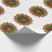 Rode lieveheersbeestje op rode en groene bloemblaa cadeaupapier (Hoek)