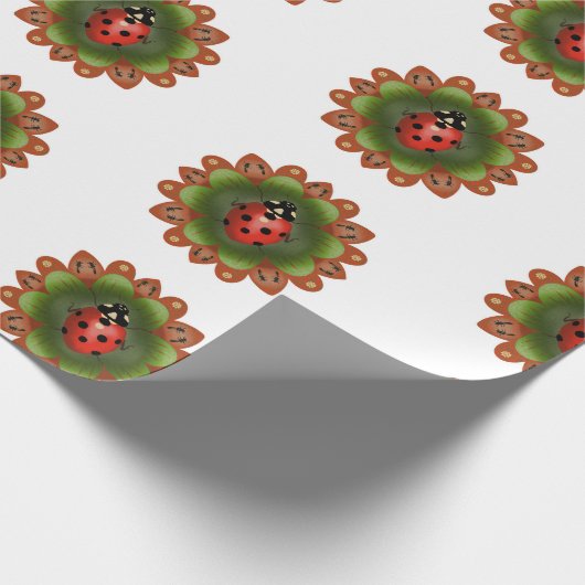 Rode lieveheersbeestje op rode en groene bloemblaa cadeaupapier (Hoek)