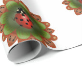 Rode lieveheersbeestje op rode en groene bloemblaa cadeaupapier (Rol Hoek)