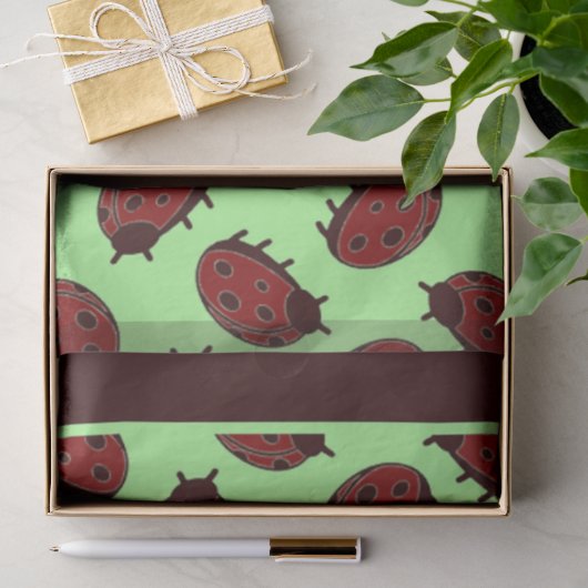 Rode lieveheersbeestjes op groen tissuepapier (Geschenk)