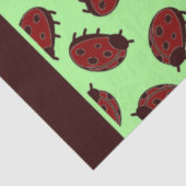 Rode lieveheersbeestjes op groen tissuepapier (Detail)